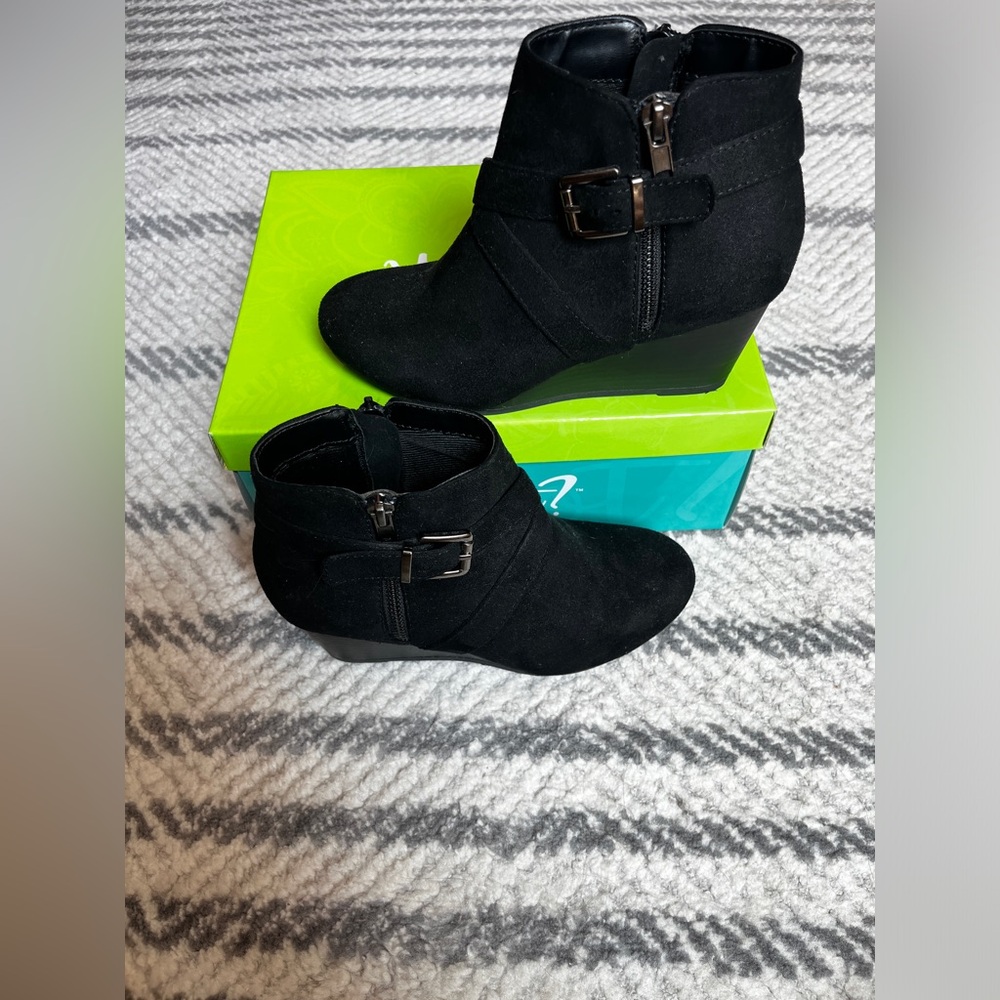 Y-Not Black Wedge Ankle Boots Silver Buckle Great Condition